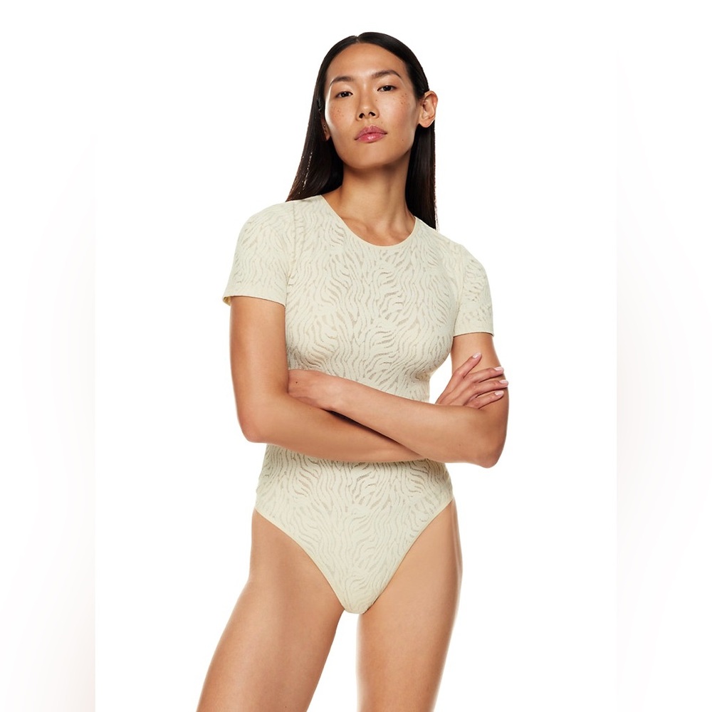 Aritzia Babaton Shapelace Crew Bodysuit